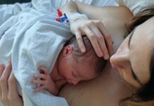 Método Canguru e neurodesenvolvimento de prematuros: benefícios além da sobrevida neonatal contato pele a pele entre o bebê prematuro recém-nascido e sua mãe, conhecido como método canguru