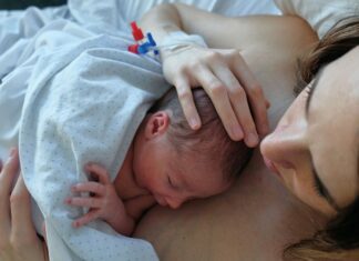 Método Canguru e neurodesenvolvimento de prematuros: benefícios além da sobrevida neonatal contato pele a pele entre o bebê prematuro recém-nascido e sua mãe, conhecido como método canguru