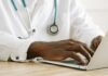 SNCR: Anvisa adia receitas eletrônicas controladas para setembro de 2026 médico no computador fazendo prescrição de receitas eletrônicas controladas com o Sistema Nacional de Controle de Receituários (SNCR)
