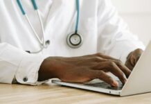 SNCR: Anvisa adia receitas eletrônicas controladas para setembro de 2026 médico no computador fazendo prescrição de receitas eletrônicas controladas com o Sistema Nacional de Controle de Receituários (SNCR)