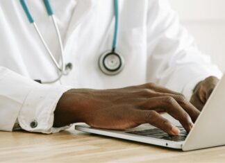 SNCR: Anvisa adia receitas eletrônicas controladas para setembro de 2026 médico no computador fazendo prescrição de receitas eletrônicas controladas com o Sistema Nacional de Controle de Receituários (SNCR)