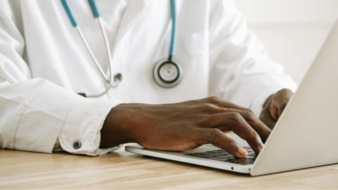 médico no computador fazendo prescrição de receitas eletrônicas controladas com o Sistema Nacional de Controle de Receituários (SNCR)