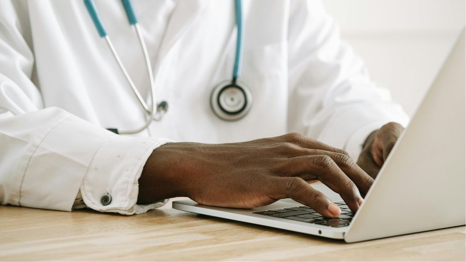 profissional de saúde utilizando computador para notificar caso de ebola