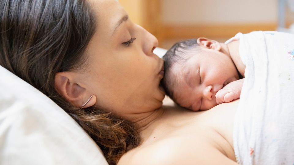 bebê recém-nascido e sua mãe com contato pele a pele, conhecido como método canguru