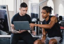 Treinamento resistido: 17 desfechos que mudam a prescrição de treino treinador orientando treinamento resistido para força, hipertrofia e performance de acordo co as individualidades do aluno