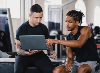 Treinamento resistido: 17 desfechos que mudam a prescrição de treino treinador orientando treinamento resistido para força, hipertrofia e performance de acordo co as individualidades do aluno