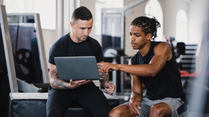 treinador orientando treinamento resistido para força, hipertrofia e performance de acordo co as individualidades do aluno