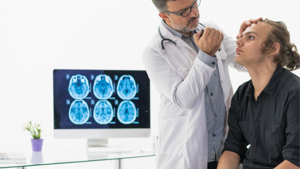 paciente em consulta com neurologista sendo avaliado quanto a vertigem central e periférica