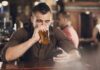 Modera Brasil: ferramenta digital para prevenção do consumo de álcool e identificação de risco homem tomando cerveja acessando o modera brasil pelo celular, ferramenta digital integrada ao Meu SUS Digital
