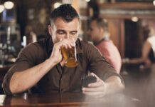 Modera Brasil: ferramenta digital para prevenção do consumo de álcool e identificação de risco homem tomando cerveja acessando o modera brasil pelo celular, ferramenta digital integrada ao Meu SUS Digital