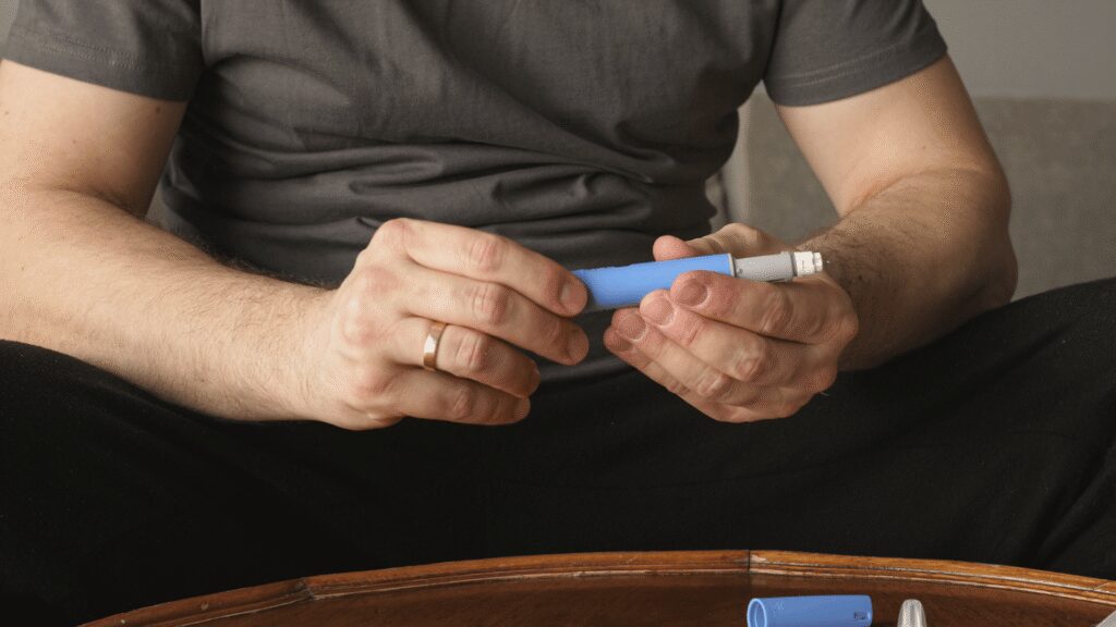 paciente segurando uma caneta de semaglutida