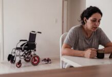 SUS amplia atendimento psicológico para mulheres: o que o médico precisa saber mulher em teleconsulta em atendimento psicológico para mulheres no sus