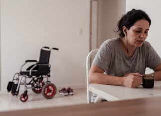 SUS amplia atendimento psicológico para mulheres: o que o médico precisa saber mulher em teleconsulta em atendimento psicológico para mulheres no sus