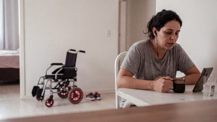 mulher em teleconsulta em atendimento psicológico para mulheres no sus