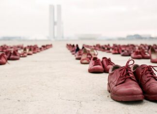 Feminicídio na CID-11: proposta brasileira busca qualificar dados de mortalidade vários sapatos vermelhos alinhados, representando a invisibilidade da violência de gênero e a importância da identificação do feminicídio na CID-11 para a saúde