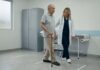 Síndromes geriátricas: conheça os 7 Is da geriatria paciente idoso sendo avaliado por médica quanto às síndromes geriátricas e os 7 Is da geriatria