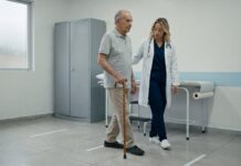 Síndromes geriátricas: conheça os 7 Is da geriatria paciente idoso sendo avaliado por médica quanto às síndromes geriátricas e os 7 Is da geriatria